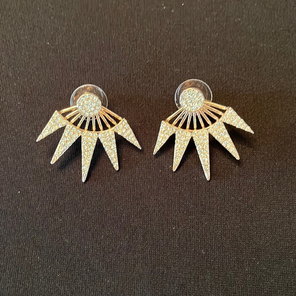 🌟$5 w/purchase🌟 Sparkling CZ Studs with Matching Back Hanging Cuff!